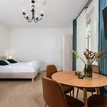Atrium - Old Town Luxury - By Upstairs *