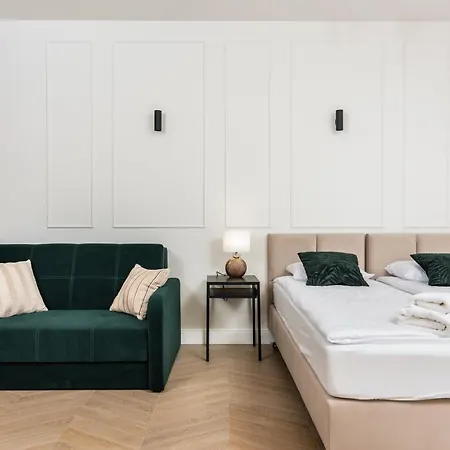 Atrium - Old Town Luxury - By Upstairs Apartment