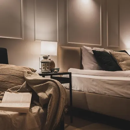Atrium - Old Town Luxury - By Upstairs Apartment