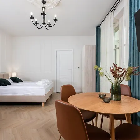 Atrium - Old Town Luxury - By Upstairs *