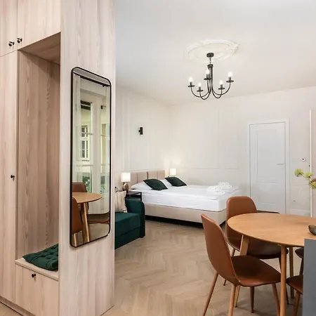 Atrium - Old Town Luxury - By Upstairs 아파트 크라쿠프