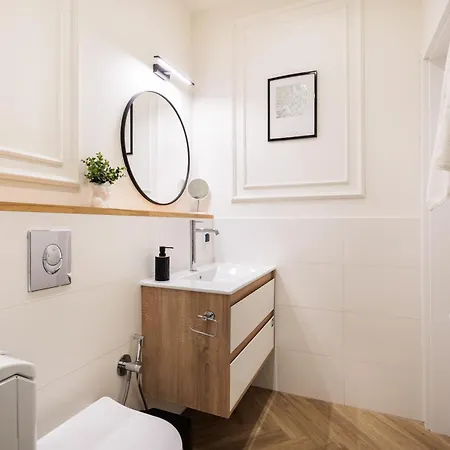 Atrium - Old Town Luxury - By Upstairs 아파트 *